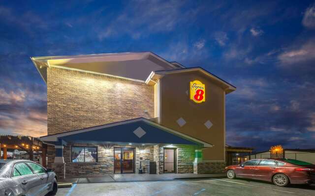 Super 8 by Wyndham Roseville/Detroit Area