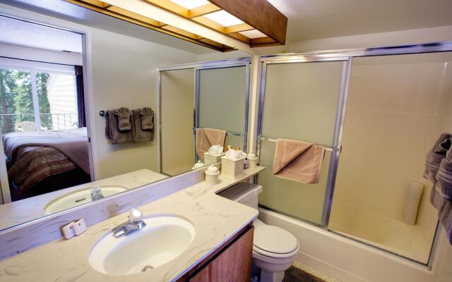 Stellers Jay Lake View  2 Bedroom Condo by RedAwning