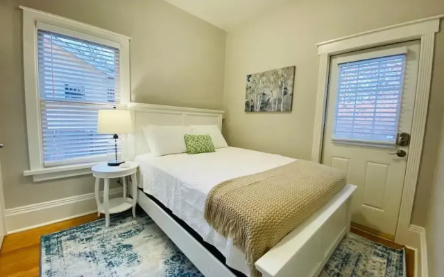 Stunning Bungalow next to UNC - Free Cruiser Bikes!