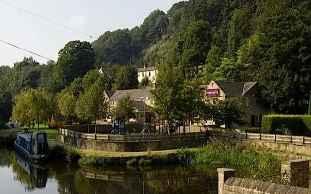 Premier Inn Halifax South