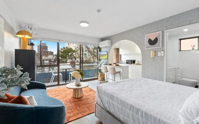 Chic Studio With Pool Overlooking the City