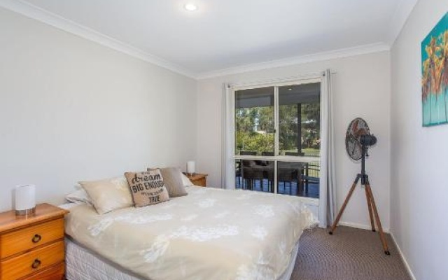 14 Zircon Street Centrally Located Family Home With Covered Deck Close To Patrolled Beach & Shops – Guest Rooms – Rainbow Beach
