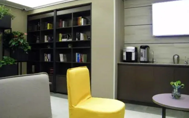 Homeinn Plus Hotel (Danyang Glasses Industrial Park Railway Station)