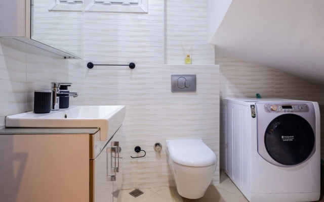 Sleek Flat Near Public Transportation in Maltepe