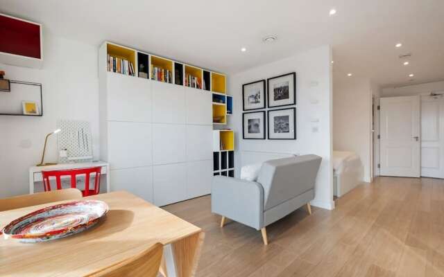 Chic & Contemporary Studio Apartment With Balcony in East London