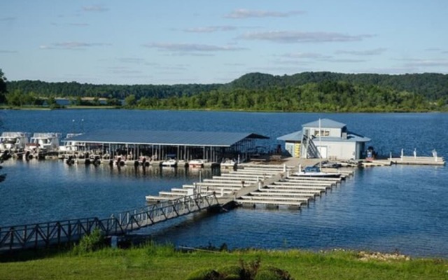 Fourwinds Lakeside Inn & Marina