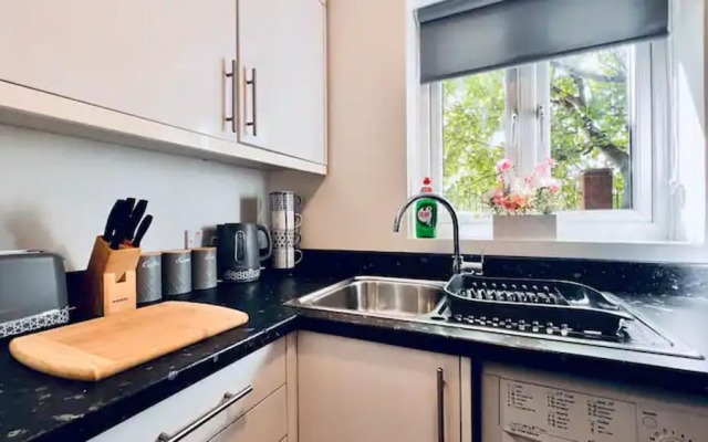 Stylish Townhouse With Free Parking in Liverpool