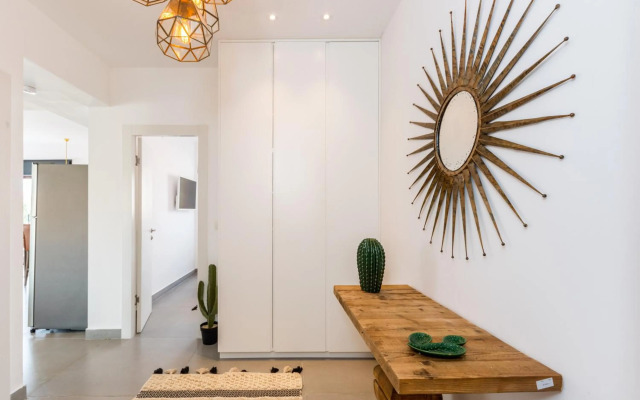 Walk to Beaches from an Arty New-Build Apartment