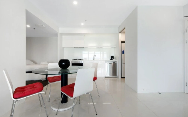 Iconic Q Surfers Paradise 1 Bed + Study Apartment