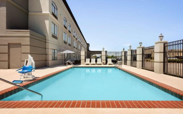 Townhome Inn & Suites