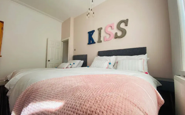 Blackpool - 4 Beds - Sleeps 10 - Pet Friendly