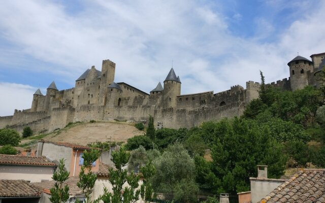 Face à la Cité : appartement avec cour !
