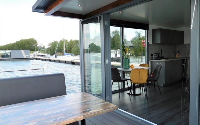 Houseboat Schellingwouderdijk