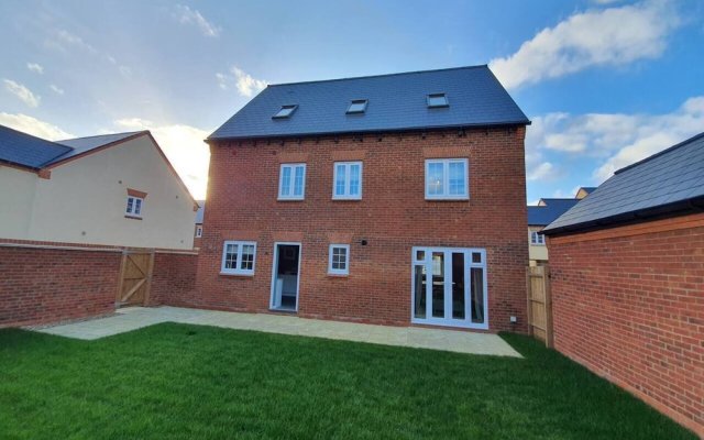 Lovely 5-bed House in Centre of Bicester Village