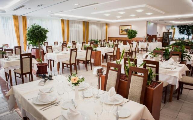 Garden Hotel Wellness Es Konferencia
