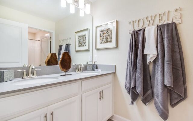 Romeo Circle Villa Storey Lake