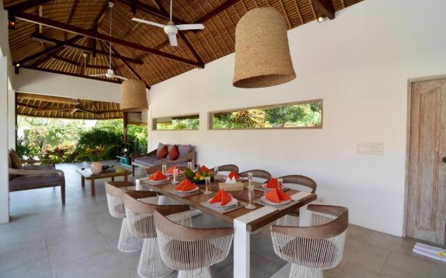 "stunning 4 Bedrooms Private Pool Villa in Canggu"