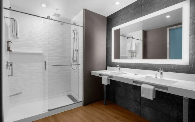 AC Hotel by Marriott Vancouver Waterfront
