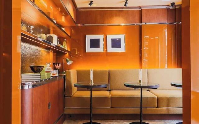 Confidential Room 5, a Stone's Throw From the Louvre