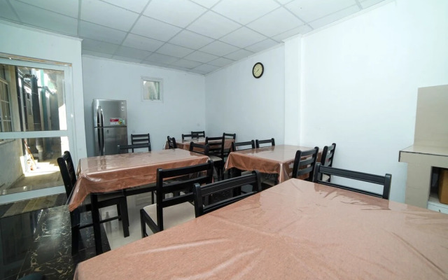 OYO 575 White Rose Residence