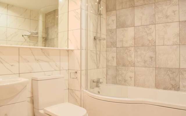 Stunning 2 Bedroom Riverside Flat in Canary Wharf