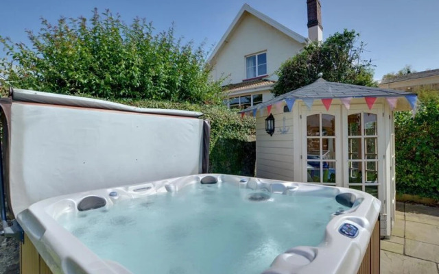 Comfortable Holiday Home in Croyde with Hot Tub