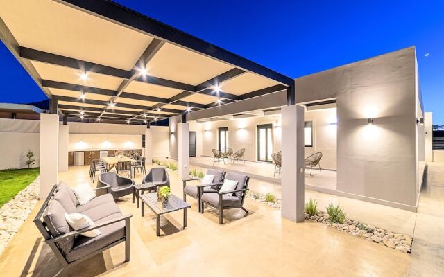 Villa Solaris Heated Pool & Hot Tub
