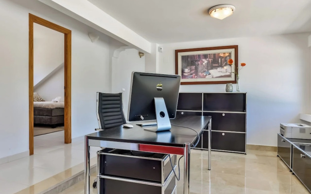 4bed Villa Sleeps 8- Pool, Garden, Bbq, Near Beach