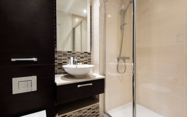 E1 Stunning Two Bathroom Modern Flat
