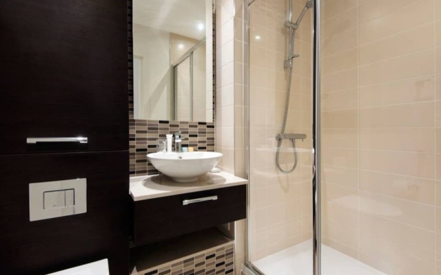 E1 Stunning Two Bathroom Modern Flat