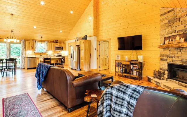 Secluded, Private! Forested Hendersonville Retreat