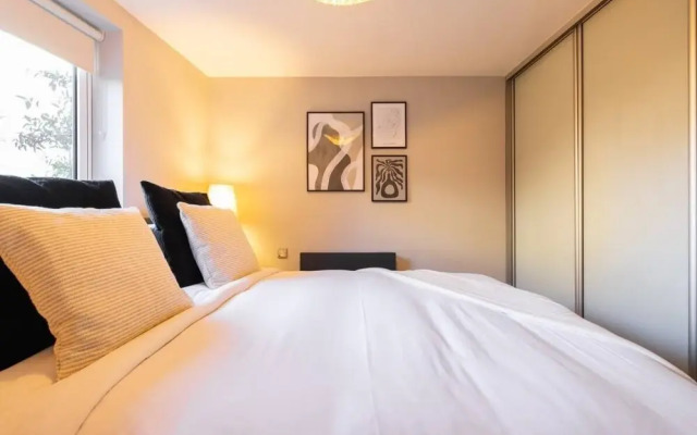 The Crystal Quarters - Modern & Bright 2BDR Apartment