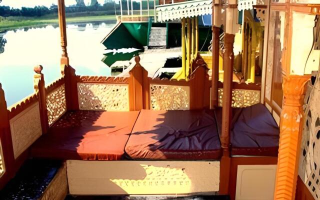 New Perfume Garden Group Of Houseboats