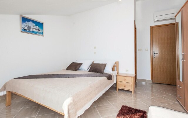 Nice Home in Sevid With 6 Bedrooms, Wifi and Outdoor Swimming Pool