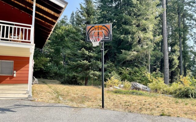 Maple Leaf Lodge 3 Bedroom Home by NW Comfy Cabins by RedAwning