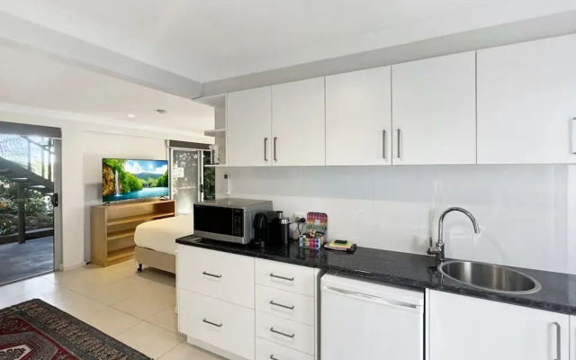 Spacious Beach Studio With Alfresco Dining