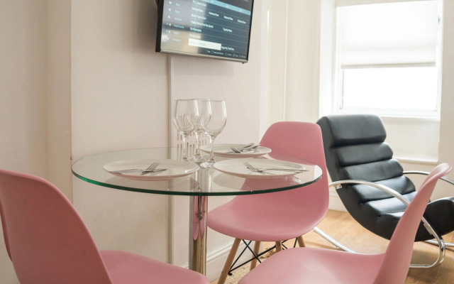 Spacious Studio Apartment Soho Square