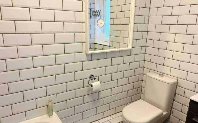 Cool 2 Bed House Hornchurch, Arcade Games, Parking