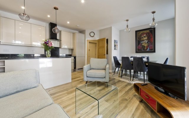 Stylish two Bedroom Apartment Near Tower Bridge by Underthedoormat