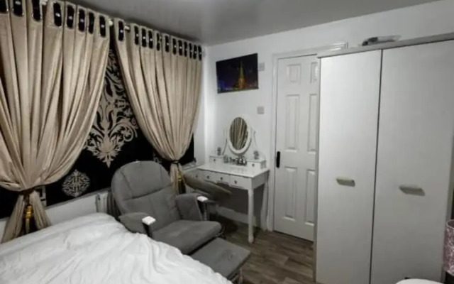 OYO Unique Guestroom - Farnworth, Easy Access to Bolton