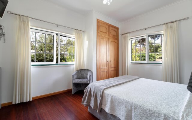 Aroeira Villa Sleeps 10 With Pool