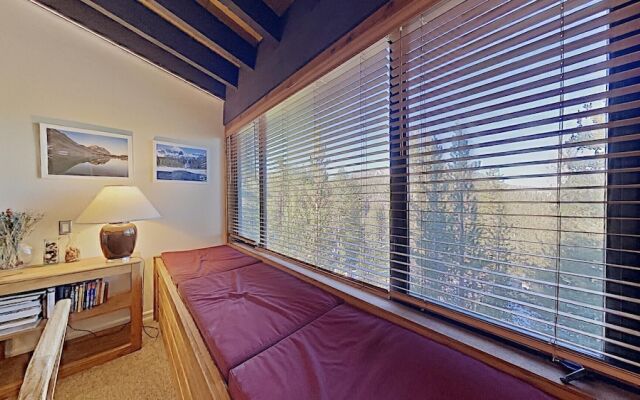 Slopeside Four Bedroom Homes at 1849 Condos - Free Wifi and Parking! by RedAwning