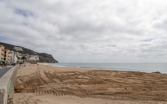 Sesimbra Beach Apartment by GT House