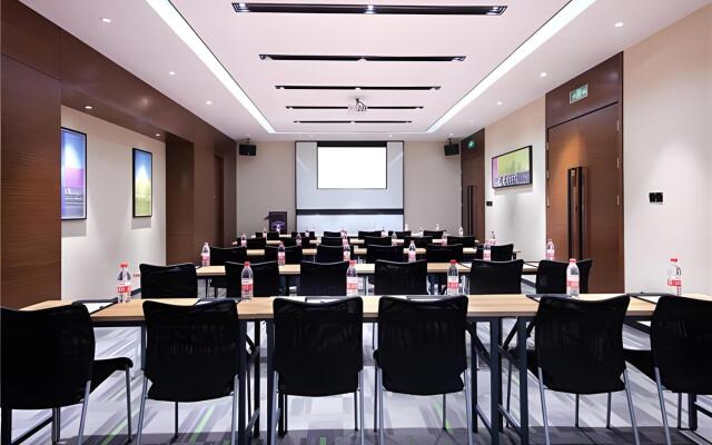 Borrman Hotel(Shanghai Hongqiao Railway Station National Exhibition Center Shop)