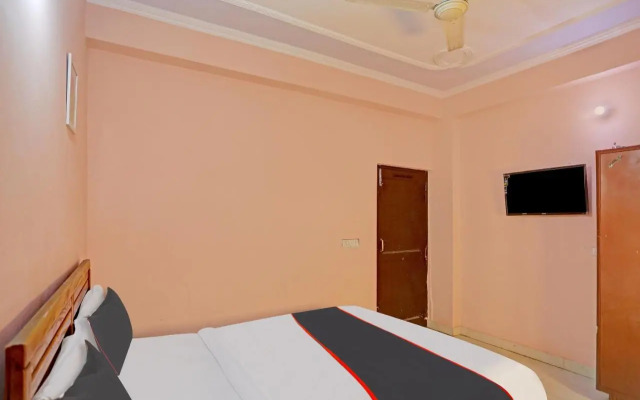 Collection O Mayank Guest House Near ISKCON Temple Noida