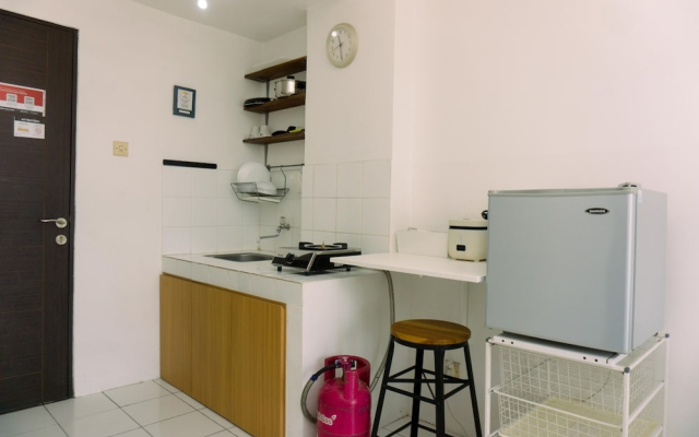 Homey And Cozy 1Br At Sky View Apartment
