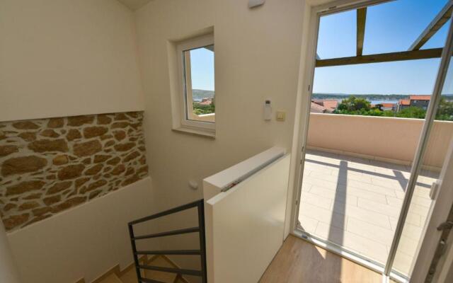 NEW 2022 FAMILY HOUSE Ruzmarin