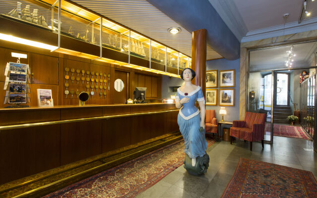 Lady Hamilton Apartments