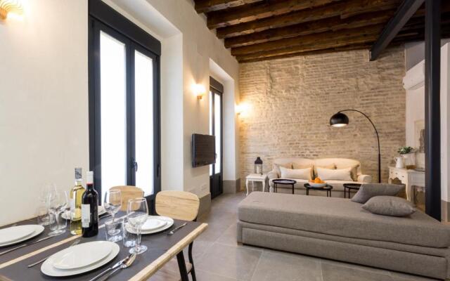 Oak & Sandstone Studio - Space Maison Apartments