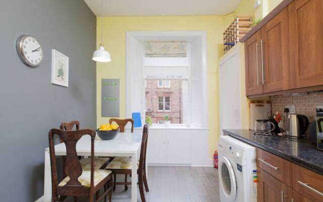 Traditional 1BR Tenement in Leith Walk Area for 2